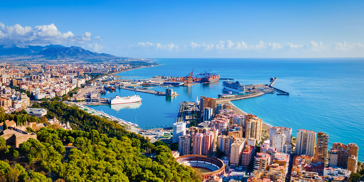 Das Panorama über Malaga an der Costa del Sol