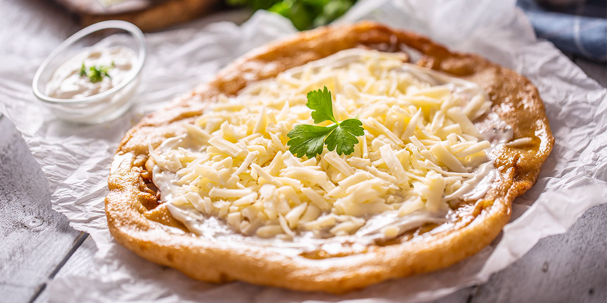 Traditionelles Essen in Ungarn: Langos
