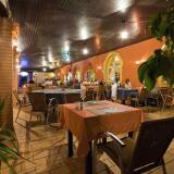 Colina Village, Bar