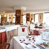 Royal Plaza, Restaurant
