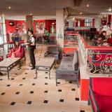 Les Pyramides, Bar