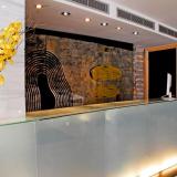 Madanis, Lobby