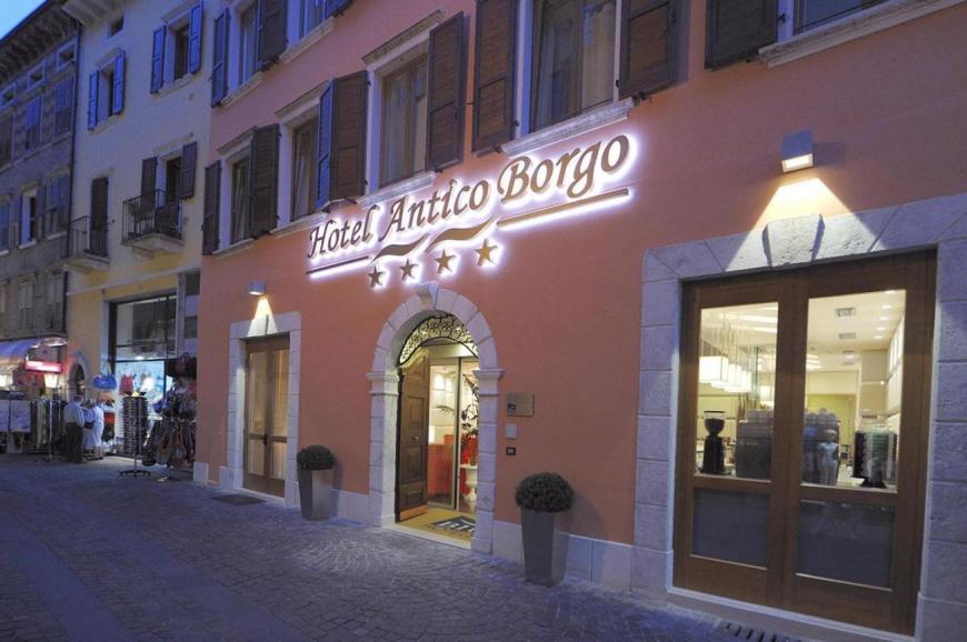 4 Sterne Hotel: Antico Borgo - Riva del Garda, Gardasee, Bild 1