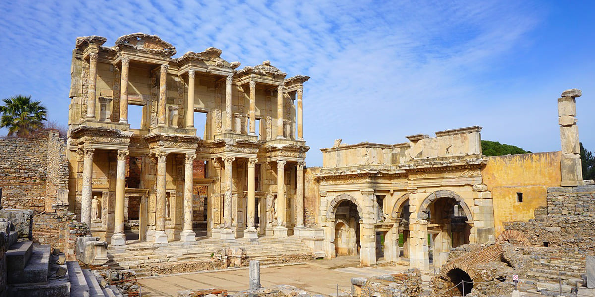 Celsus-Bibliothek der antiken Stadt Ephesos an der türkischen Ägäisküste
