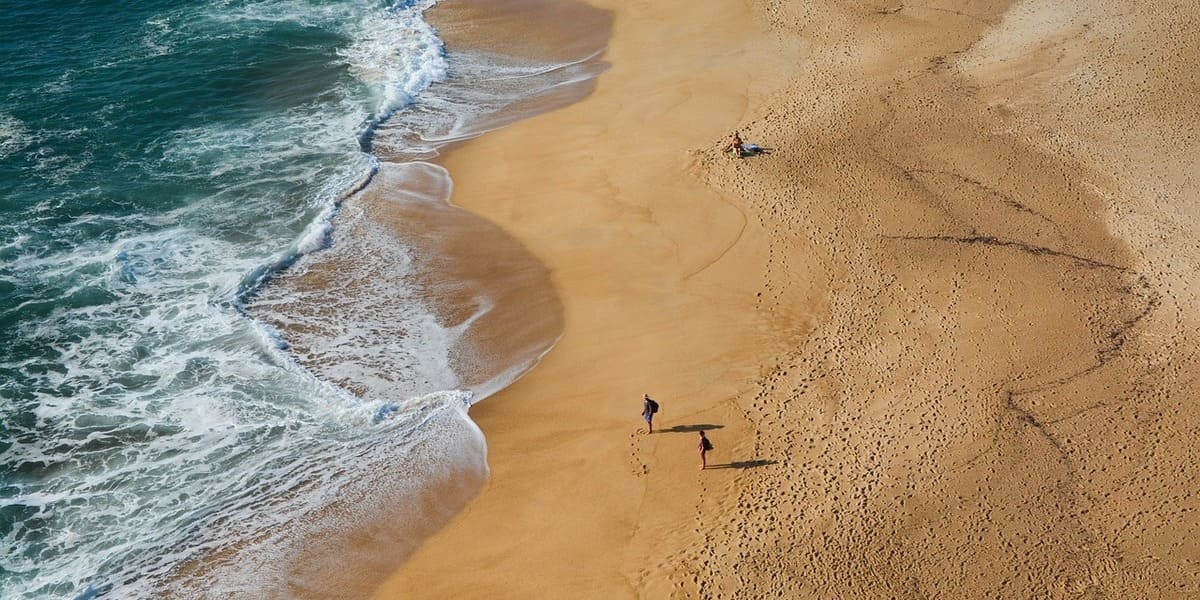 Sandstrand an der Algarve in Portugal